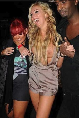 Aisleyne Horgan Wallace Wardrobe Slip 6" x 4" Photo Print