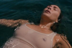 Elizabeth Olsen Floating in Water Tank Top - 6" x 4" Photo Print